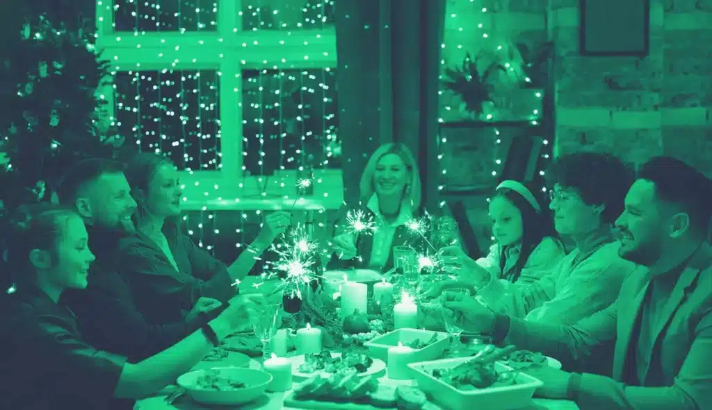 cena di natale con tutte le persone vicino