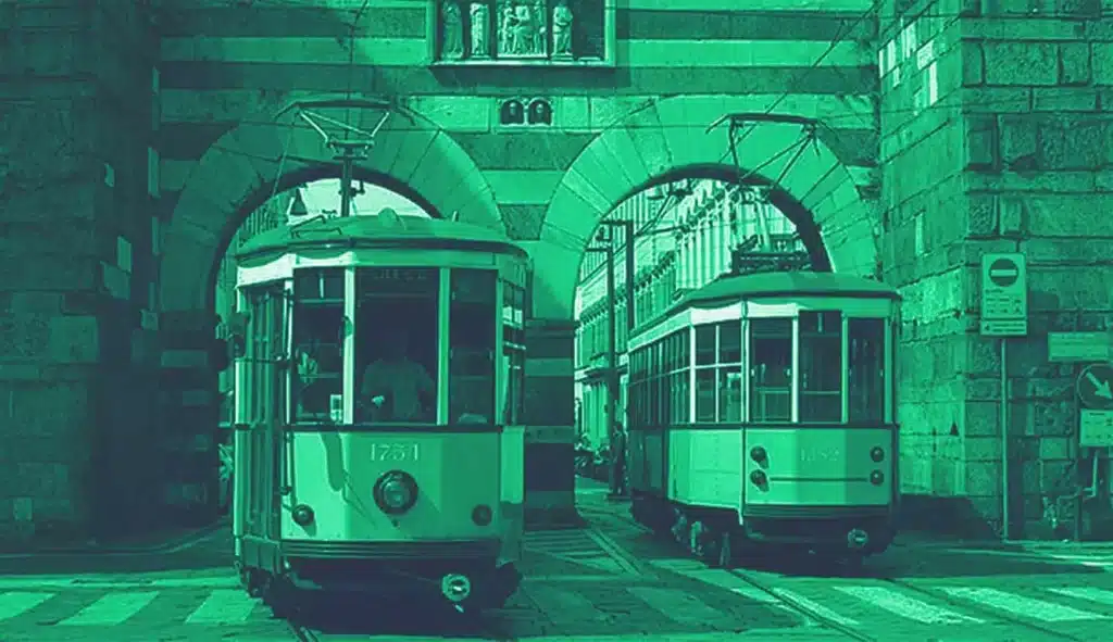 due tram che passano per le vie di Milano