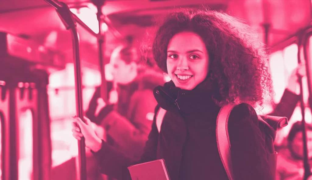 Studentessa che si trova su un mezzo di trasporto pubblico e che può richiedere il bonus trasporto pubblico