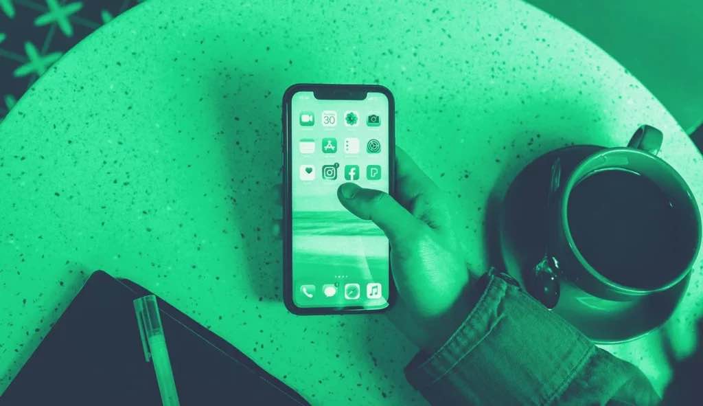 Telefono per utilizzare l'app IO per la carta giovani nazionale